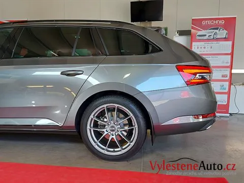 Škoda Superb kombi - Vícekrokové leštění a ochrana laku