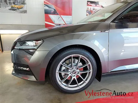 Škoda Superb kombi - Vícekrokové leštění a ochrana laku