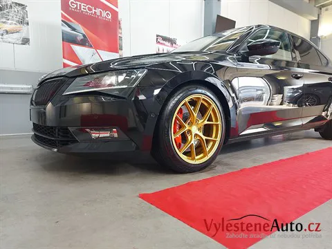 Škoda Superb - Vícekroková renovace a keramická ochrana laku