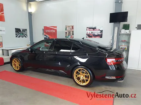 Škoda Superb - Vícekroková renovace a keramická ochrana laku