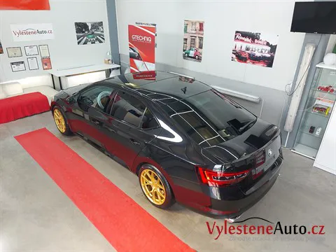 Škoda Superb - Vícekroková renovace a keramická ochrana laku