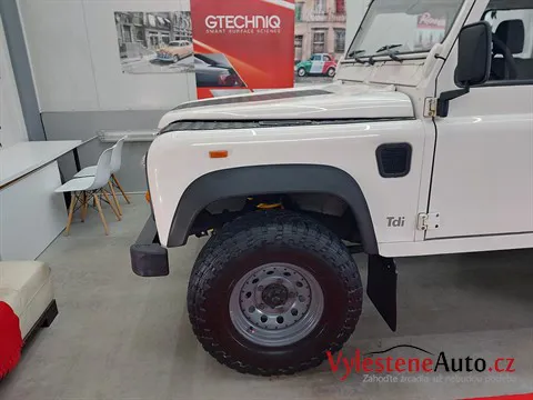 Land Rover Defender - Vícekroková renovace a ochrana laku