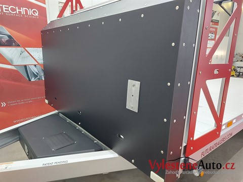 Vlek na přepravu sportovních automobilů