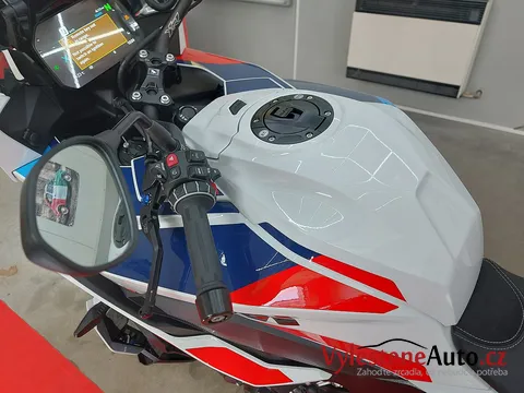 BMW M1000XR