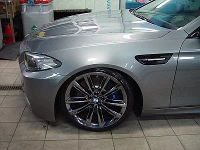 BMW 5 - renovace laku ve spolupráci s profesionálním servisem Auto - Mhill - detail 13