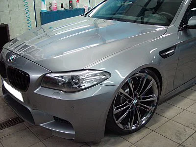 BMW 5 - renovace laku ve spolupráci s profesionálním servisem Auto - Mhill - detail 15