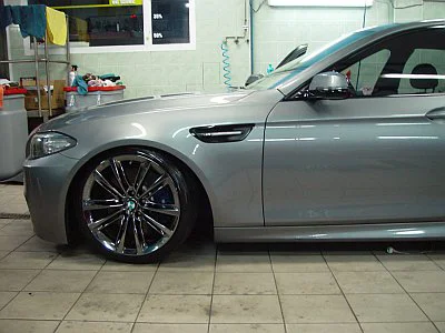 BMW 5 - renovace laku ve spolupráci s profesionálním servisem Auto - Mhill - detail 25