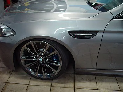 BMW 5 - renovace laku ve spolupráci s profesionálním servisem Auto - Mhill - detail 6