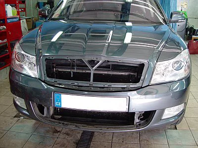 Škoda Octavia Laurin Klement - lakování přední masky a brzdových třmenů - detail 1