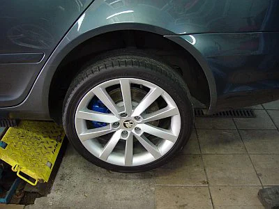 Škoda Octavia Laurin Klement - lakování přední masky a brzdových třmenů - detail 3