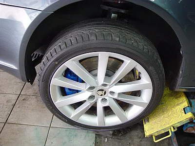 Škoda Octavia Laurin Klement - lakování přední masky a brzdových třmenů - detail 4