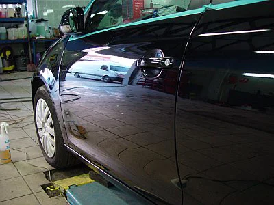 VW Golf kombi - broušení pod vodou a rozleštění laku - Auto-Mhill a Vylesteneauto.cz - detail 16