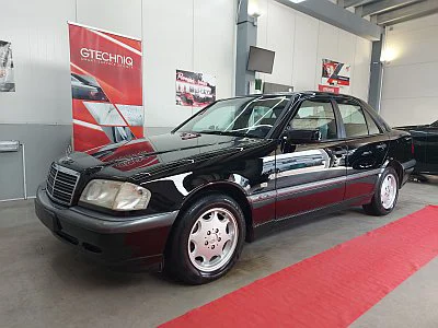 Mercedes C 200 - vícekrokové leštění a ochrana laku - detail 1